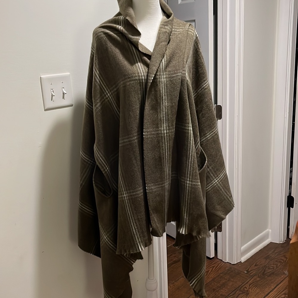 NWT: OS Sweater wrap with pockets. Olive and Beige plaid, striking.
